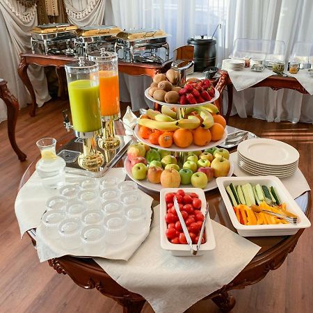 Gregory Boutique Hotel 키시나우 외부 사진 A buffet at a hotel