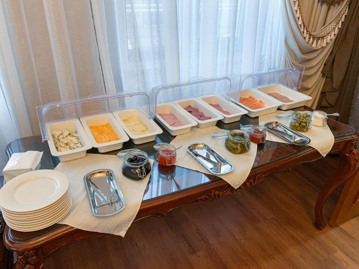 Gregory Boutique Hotel 키시나우 외부 사진 A buffet at a hotel