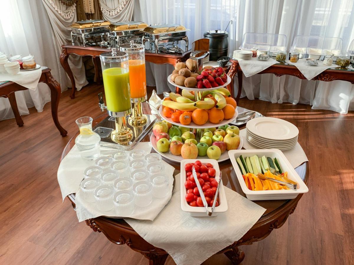 Gregory Boutique Hotel 키시나우 외부 사진 A buffet at a hotel