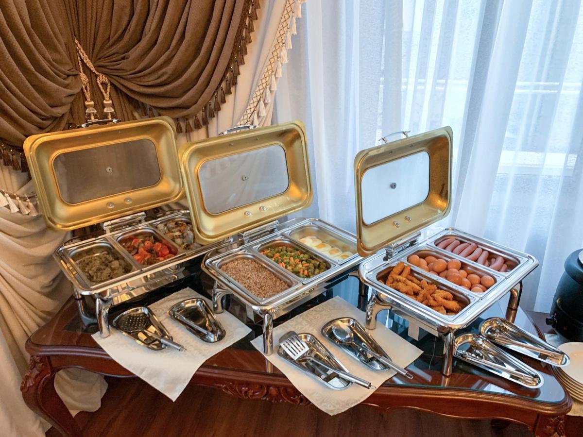 Gregory Boutique Hotel 키시나우 외부 사진 A selection of chafing dishes