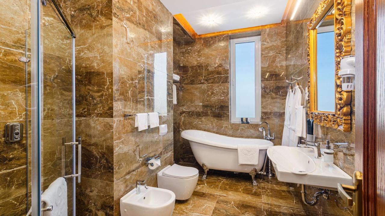 Gregory Boutique Hotel 키시나우 외부 사진 Bathroom