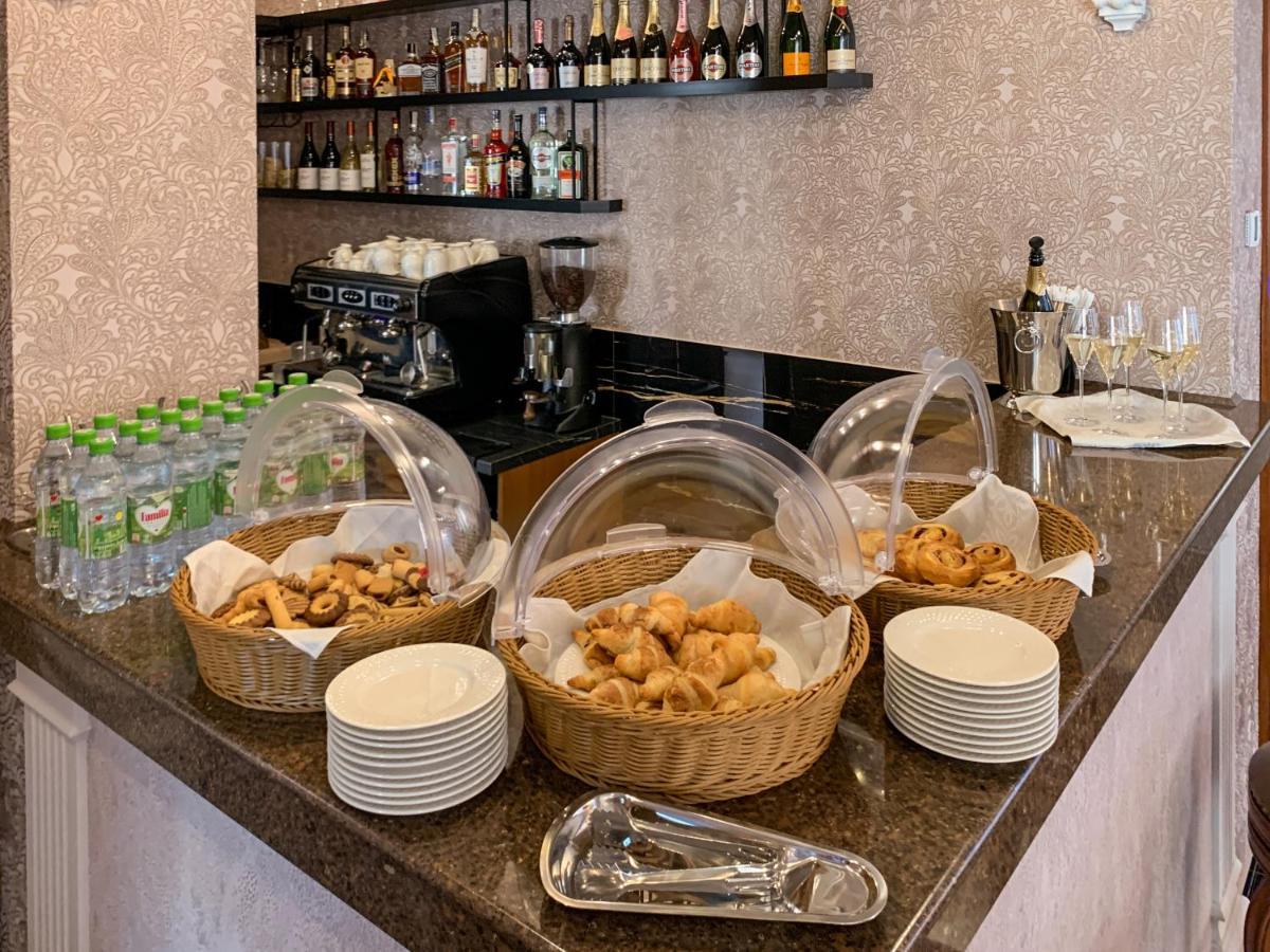 Gregory Boutique Hotel 키시나우 외부 사진 A buffet at a hotel